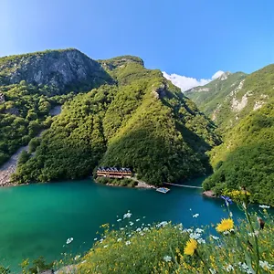  Hostal Riverside Komani Albania